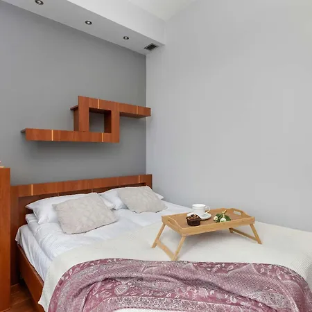 Bright Grey In Close To The By Renters Апартаменты